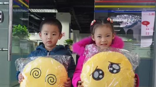 來訪的小朋友每人都可以領到一個可愛的QQ表情抱枕